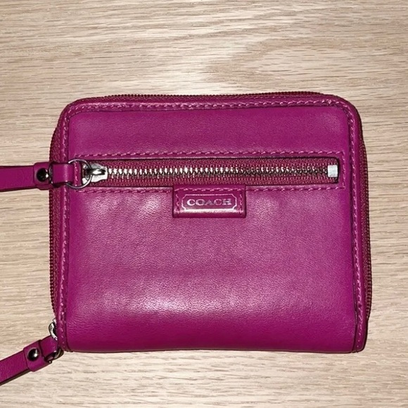 Coach wallet zip around Magenta NWT /with Defects - Picture 2 of 7